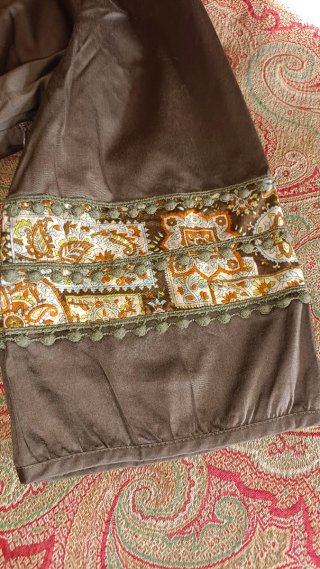 Vestido marrón con detalles étnicos