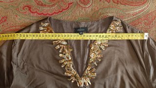 Vestido marrón con detalles étnicos