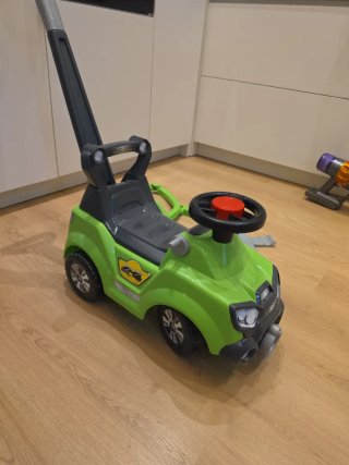 Coche correpasillos verde con empujador