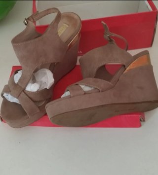 Bonitas Sandalias cuña beige  Talla 38 casi nueva
