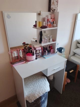 Tocador de maquillaje blanco