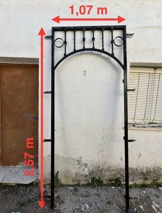 Puerta de forja con arco