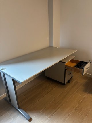 Scrivania grande con cassettiera ausiliaria con ruote
