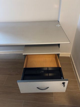 Scrivania grande con cassettiera ausiliaria con ruote