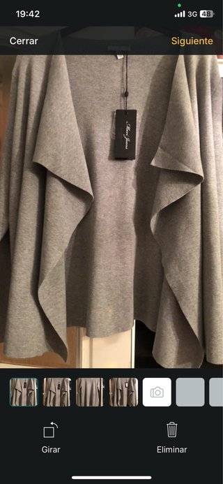 Casaca gris de invierno con adorno delantero