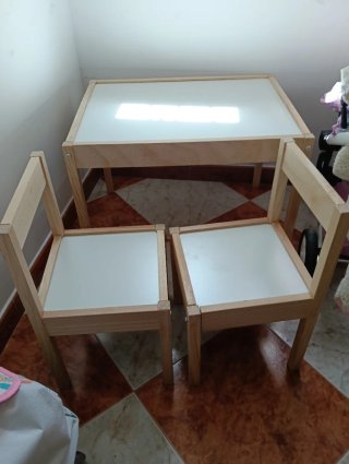 Mesa de madera, con sus 2 Sillas Niños  Marca Ikea