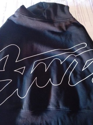 Sudadera negra con capucha