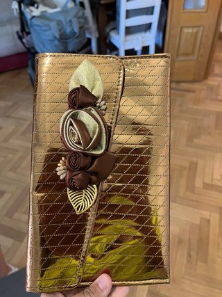Bolso de fiesta dorado y marrón