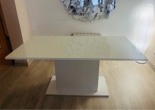 Mesa de comedor blanca.