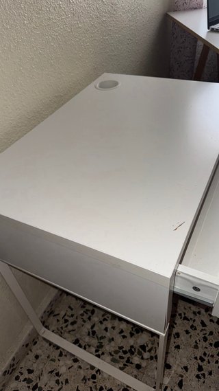 Scrivania bianca Ikea con sedia rosa