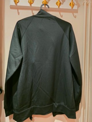Chaqueta deportiva negra con detalles rojos
