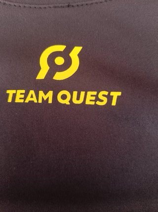 Camiseta Team Quest amarilla talla 14 y negra 14
