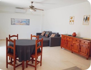 Mueble aparador clásico de madera y comedor