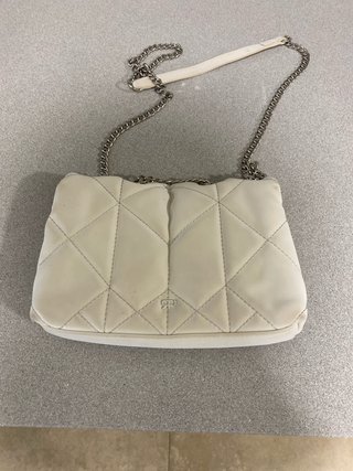 Bolso acolchado cadena color crema