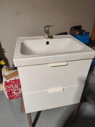 Lavabo de cerámica con mueble blanco