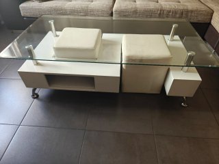Tavolo da centro in vetro e bianco con pouf