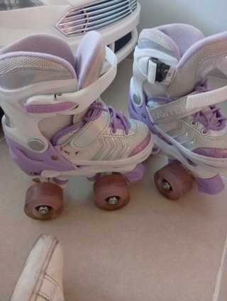 Patines de niña morados y blancos