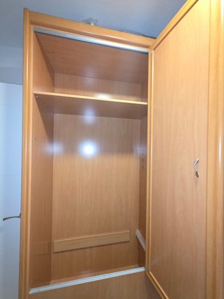 Armario de madera color miel