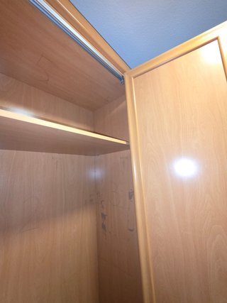 Armario de madera color miel