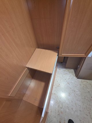 Armario de madera color miel
