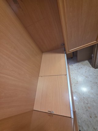 Armario de madera color miel