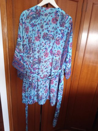 Kimono estampado floral azul y rosa