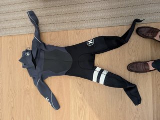 Aletas, neoprenos y kit de snorkel.