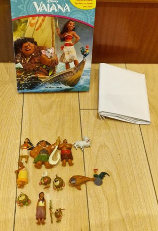 Libro-juego Vaiana (Disney) + 12 figuritas y tapet