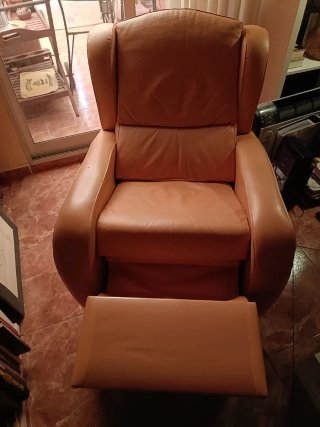 Sofá y butacas de piel naranja