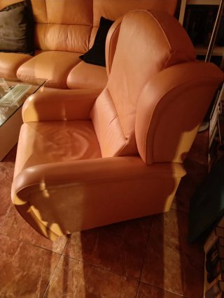 Sofá y butacas de piel naranja