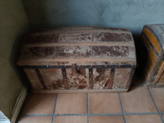 Baúles antiguos de madera y metal