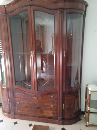 Armario de madera y cristal