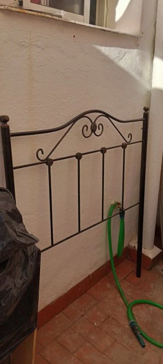 Cabecero de forja negro y dorado.
