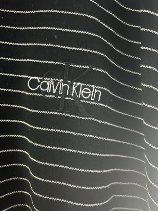 Camisa Polo Calvin Klein Rayas Negras y Plateadas