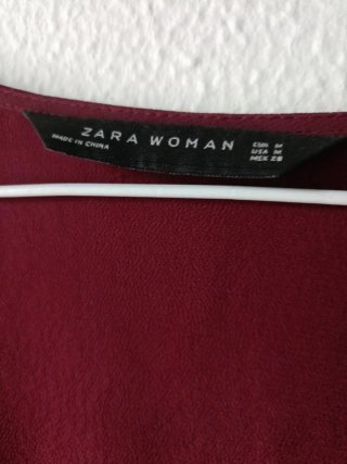 Vestido Zara con volantes granate