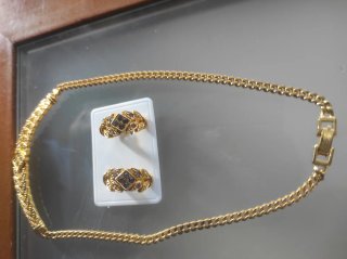 Gargantillas y pendientes dorados a juego.HAY DOS