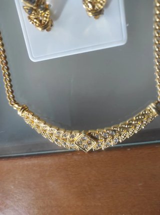 Gargantillas y pendientes dorados a juego.HAY DOS