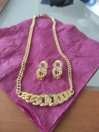 Gargantillas y pendientes dorados a juego.HAY DOS