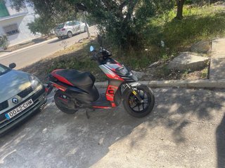 Aprilia SR Scooter Negra/Roja