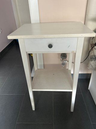 Mesita de noche blanca de madera. HEMNES IKEA