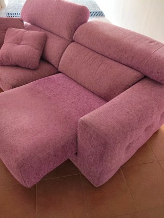 Sofá rosa/morado de tela