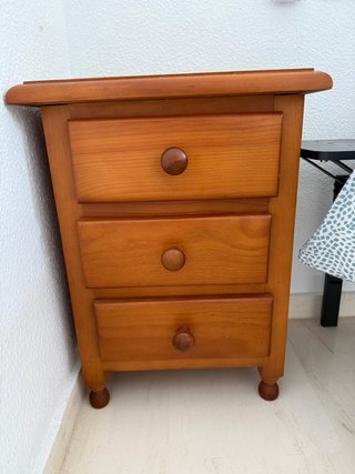 Cabeceros de cama y mesitas de noche de madera