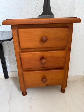 Cabeceros de cama y mesitas de noche de madera