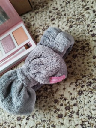 Paleta de sombras y diadema de maquillaje