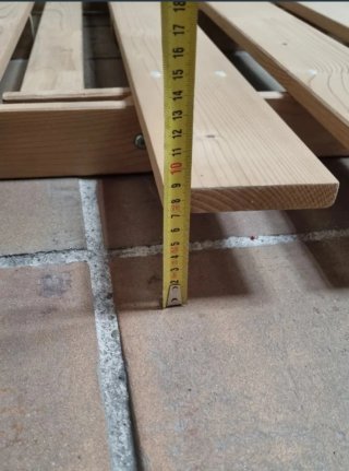 Estructura de sofá cama futón de madera maciza.