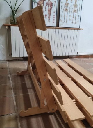 Estructura de sofá cama futón de madera maciza.