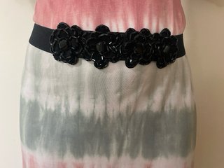 Cinturón negro con flores y pedrería