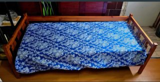 Sofá cama floral con cojines
