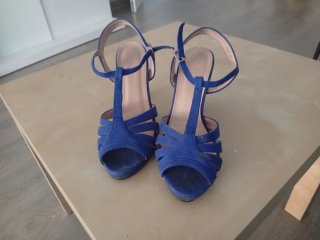 Zapatos de tacón azul para eventos