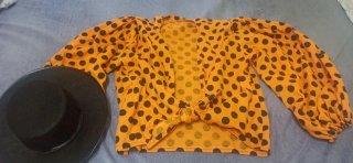 Camisa naranja lunares y sombrero negro